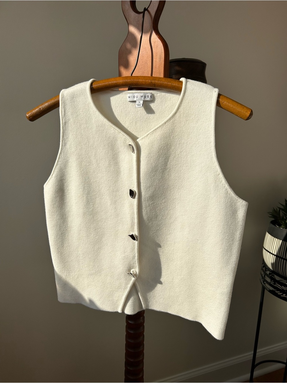 MIOU MUSE White Button-Up Knit Vest EUC Size Small